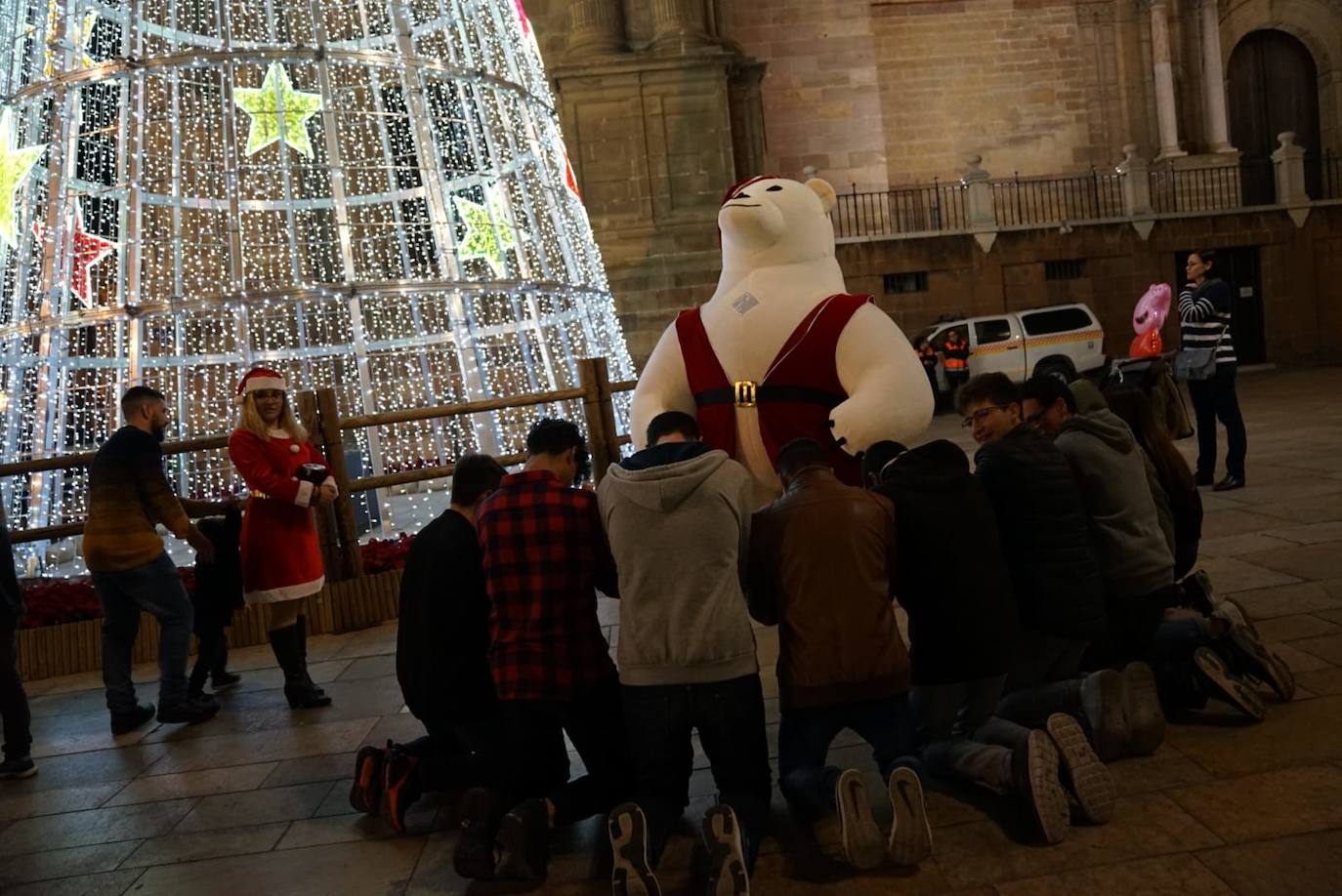 Durante los 40 días que duren los fastos navideños, la calle Larios se transformará en un bosque lleno de hojas y soles