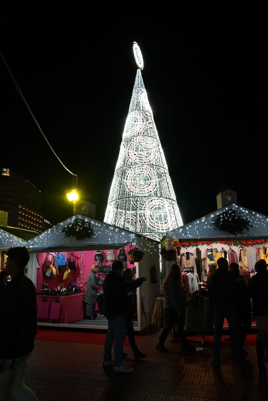 Durante los 40 días que duren los fastos navideños, la calle Larios se transformará en un bosque lleno de hojas y soles