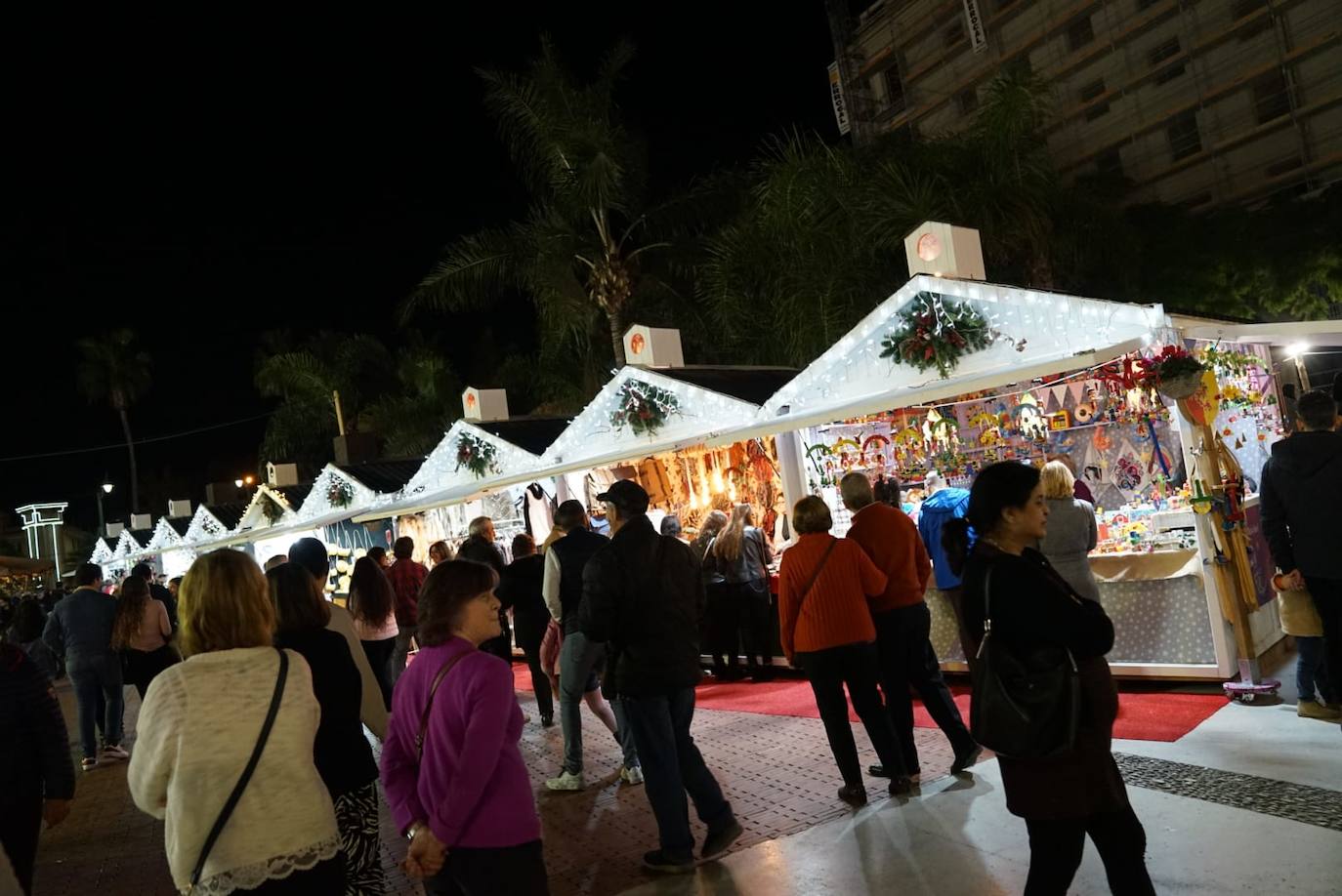 Durante los 40 días que duren los fastos navideños, la calle Larios se transformará en un bosque lleno de hojas y soles