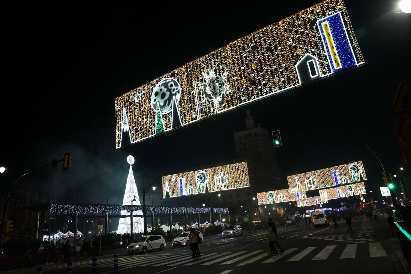 Durante los 40 días que duren los fastos navideños, la calle Larios se transformará en un bosque lleno de hojas y soles