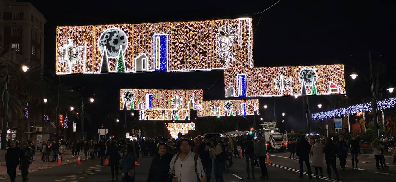 Durante los 40 días que duren los fastos navideños, la calle Larios se transformará en un bosque lleno de hojas y soles