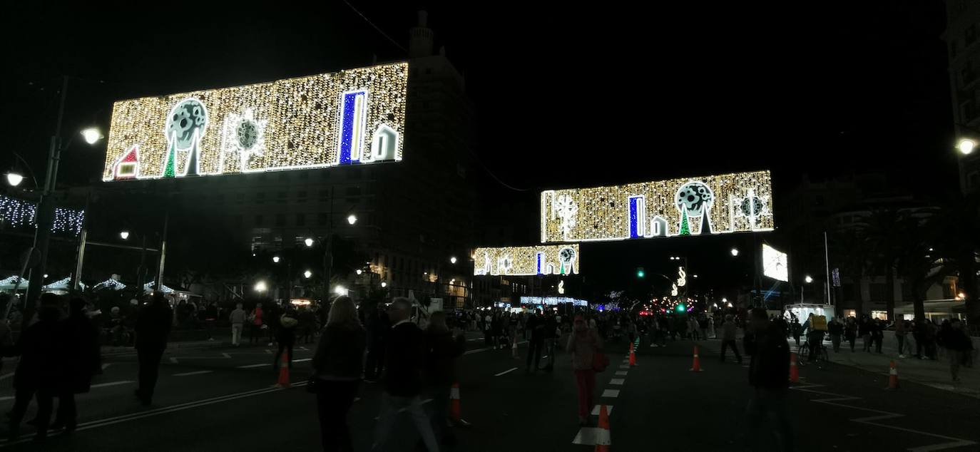 Durante los 40 días que duren los fastos navideños, la calle Larios se transformará en un bosque lleno de hojas y soles