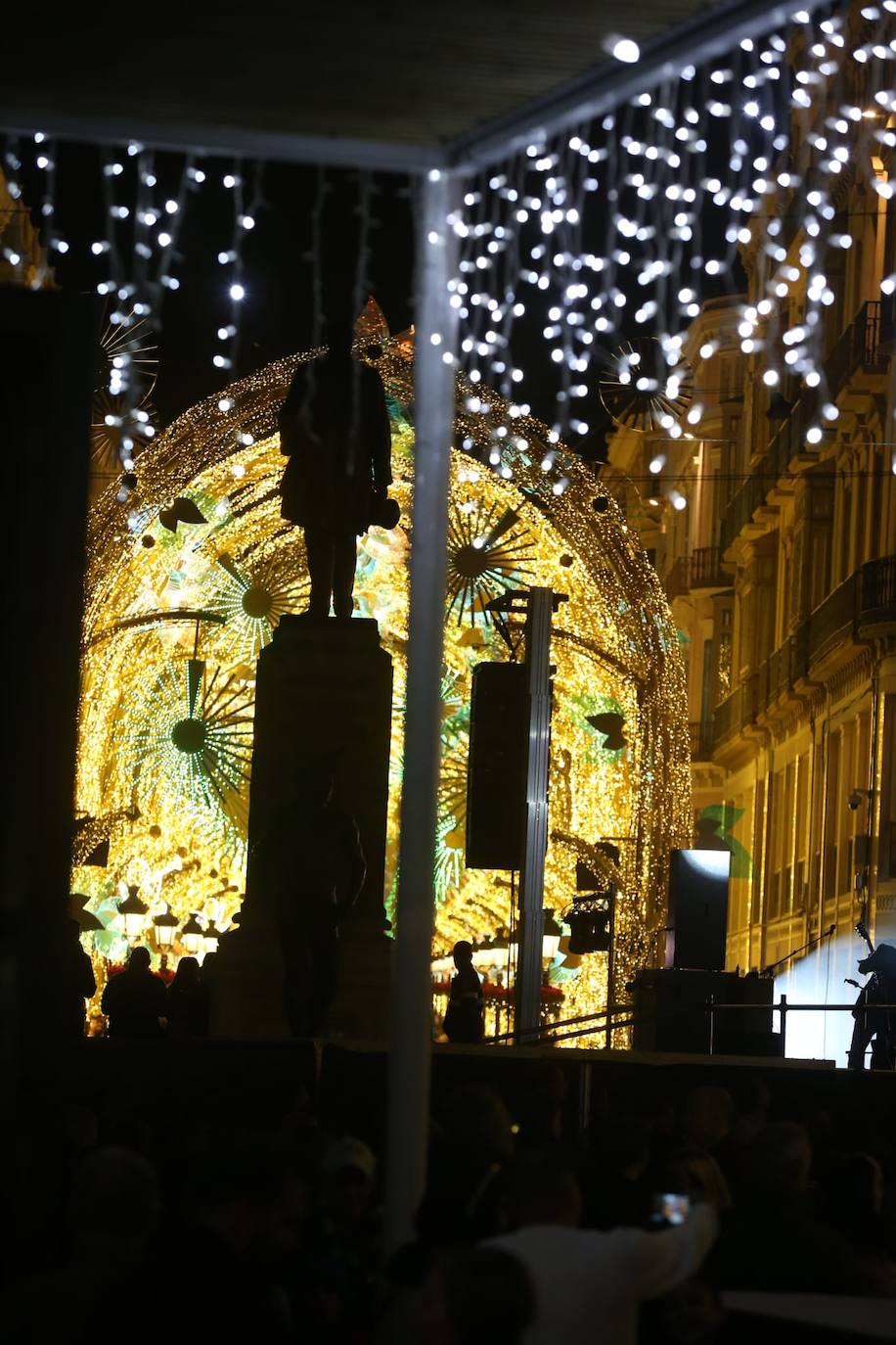 Durante los 40 días que duren los fastos navideños, la calle Larios se transformará en un bosque lleno de hojas y soles