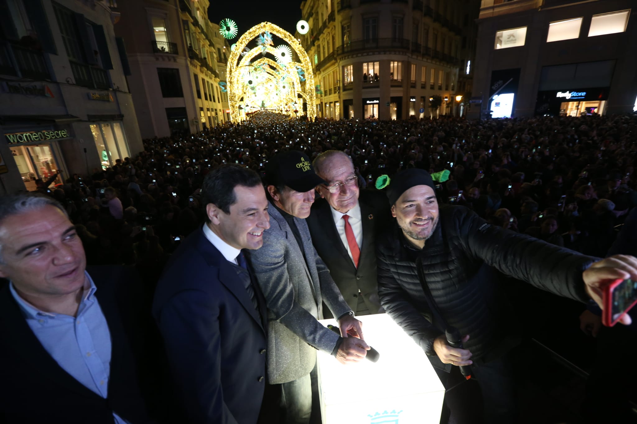 Durante los 40 días que duren los fastos navideños, la calle Larios se transformará en un bosque lleno de hojas y soles