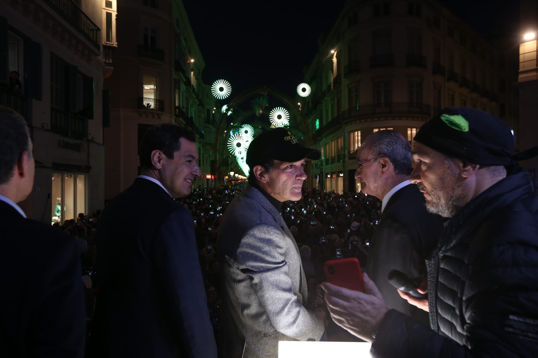 Durante los 40 días que duren los fastos navideños, la calle Larios se transformará en un bosque lleno de hojas y soles