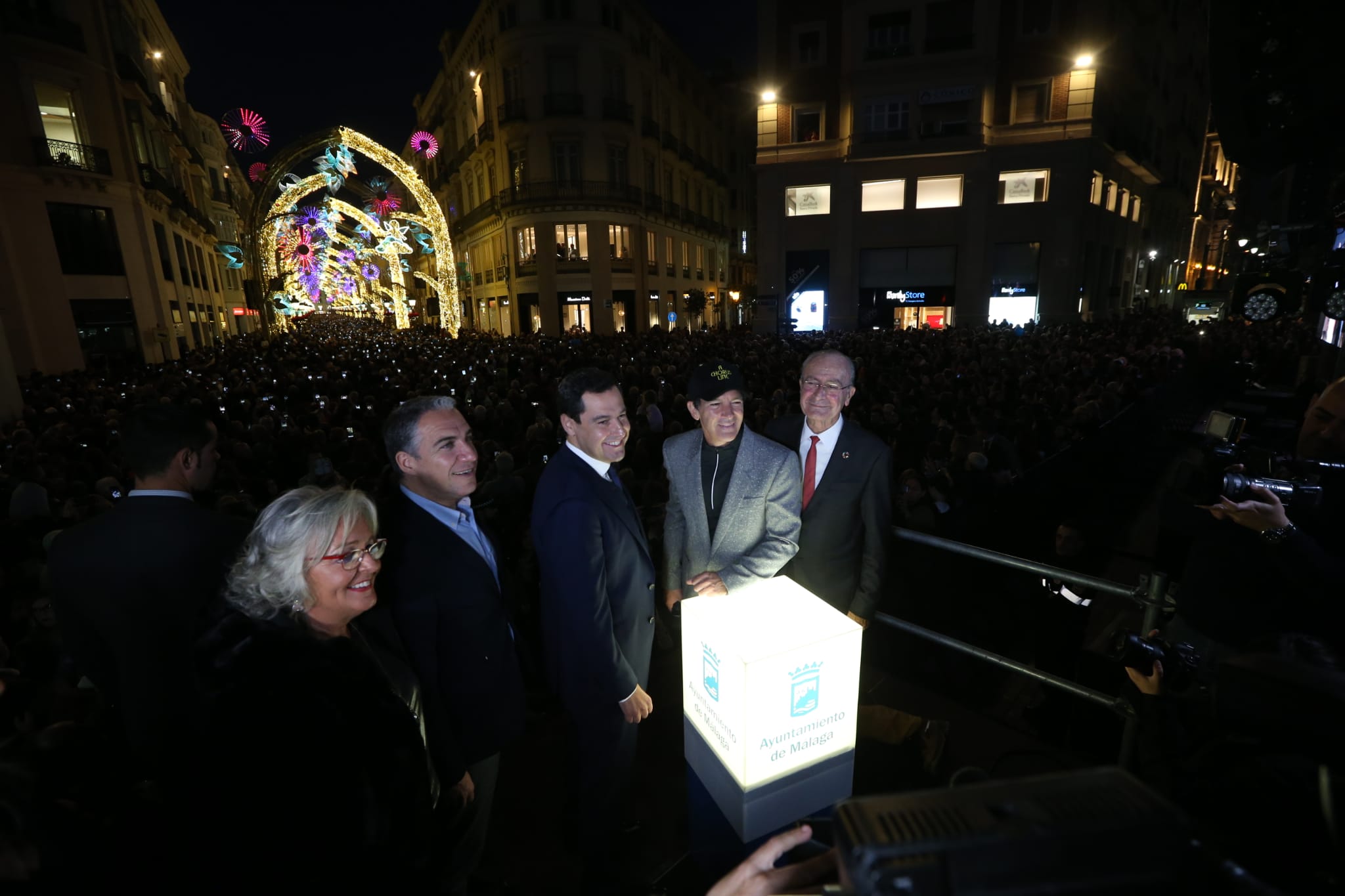 Durante los 40 días que duren los fastos navideños, la calle Larios se transformará en un bosque lleno de hojas y soles