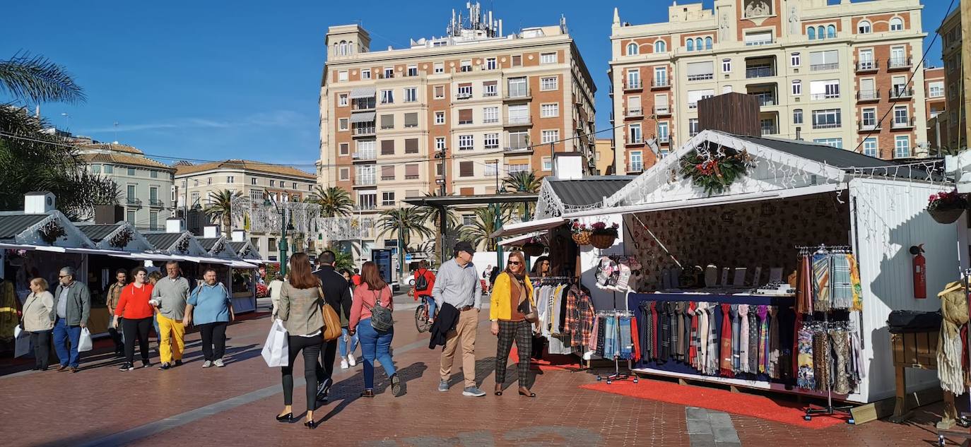 Mercadillo navideño en la plaza de la Marina. 