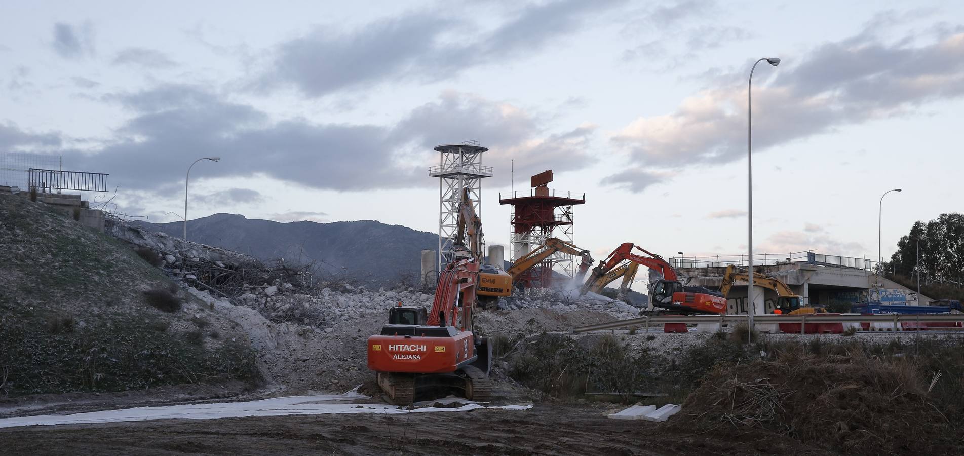 La interrupción del tráfico se ha mantenido toda la noche para demoler el puente que hay a la altura de Arraijanal