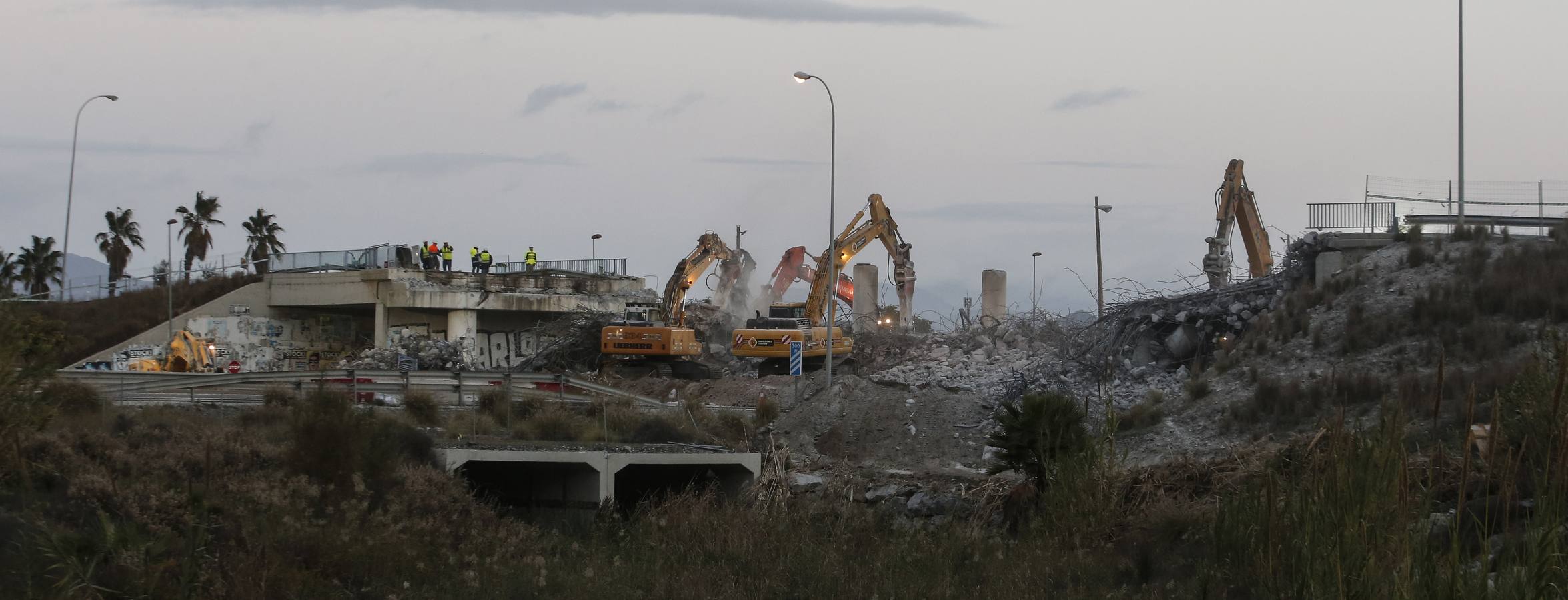 La interrupción del tráfico se ha mantenido toda la noche para demoler el puente que hay a la altura de Arraijanal