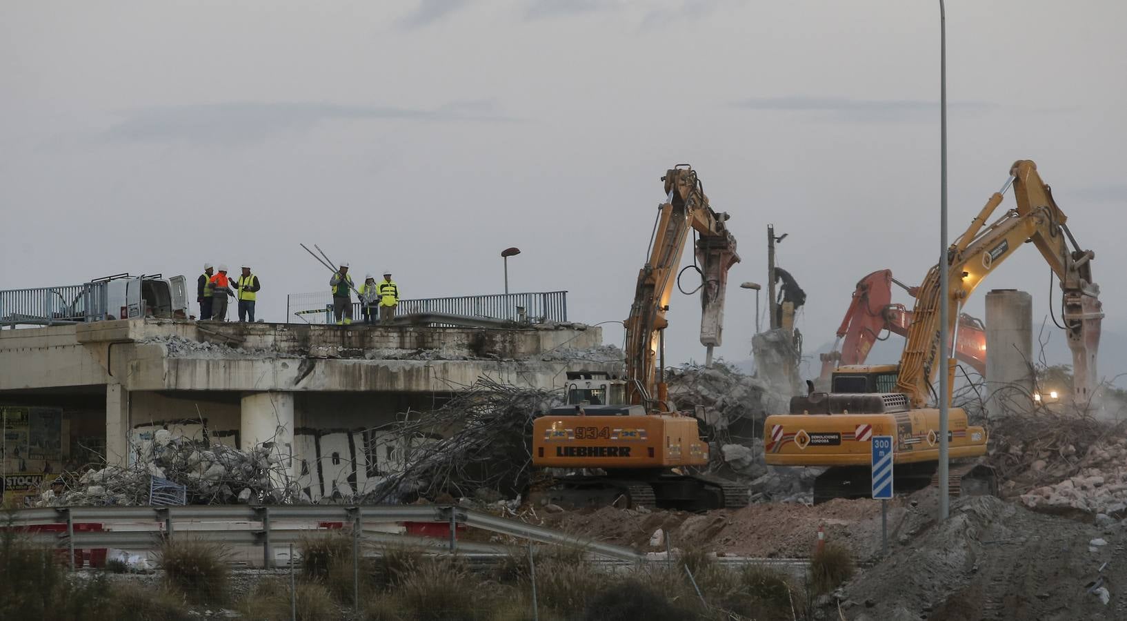 La interrupción del tráfico se ha mantenido toda la noche para demoler el puente que hay a la altura de Arraijanal