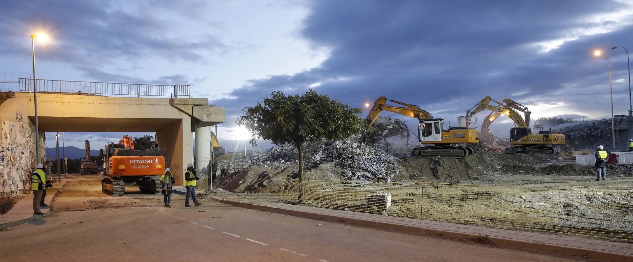 La interrupción del tráfico se ha mantenido toda la noche para demoler el puente que hay a la altura de Arraijanal