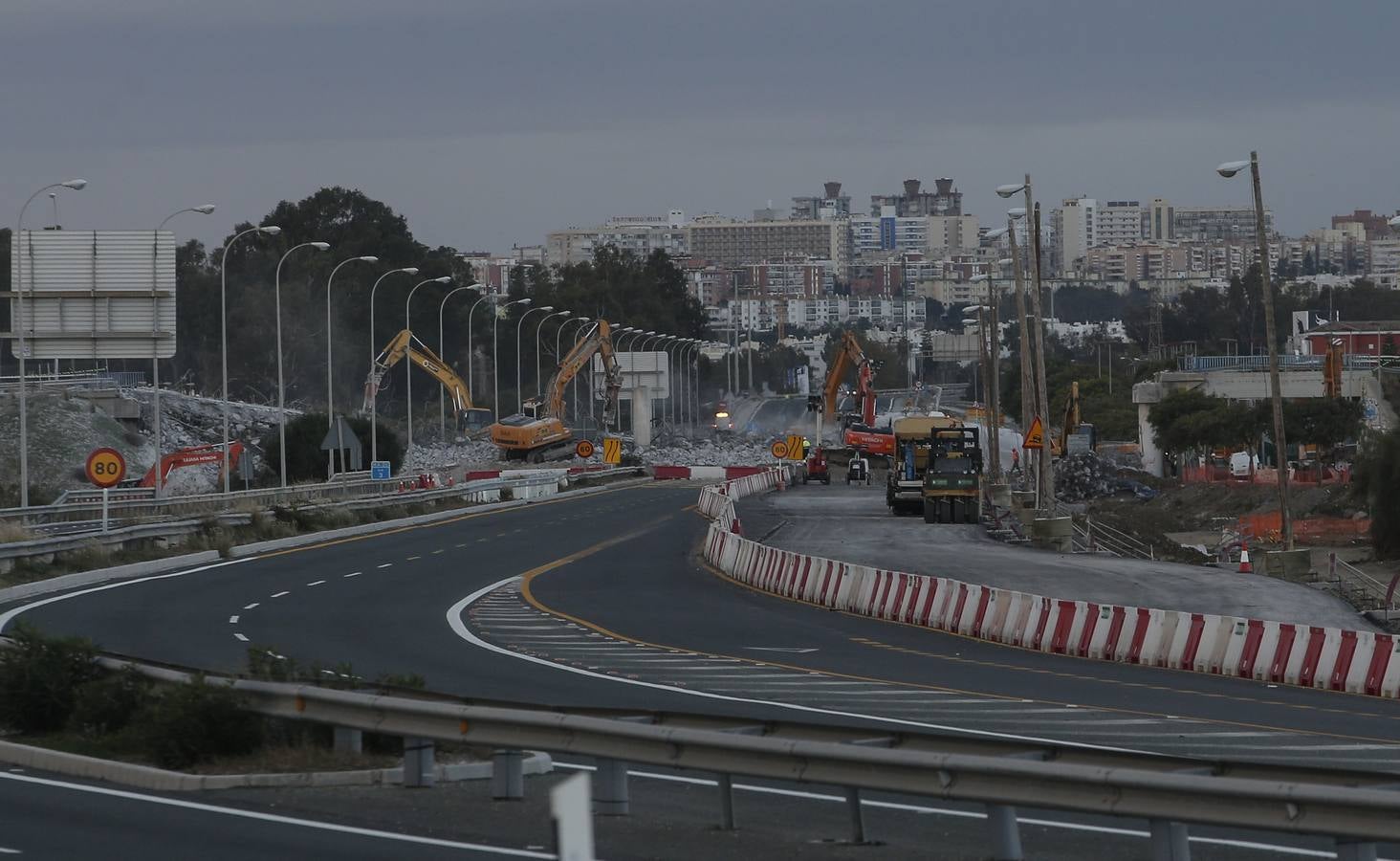 La interrupción del tráfico se ha mantenido toda la noche para demoler el puente que hay a la altura de Arraijanal