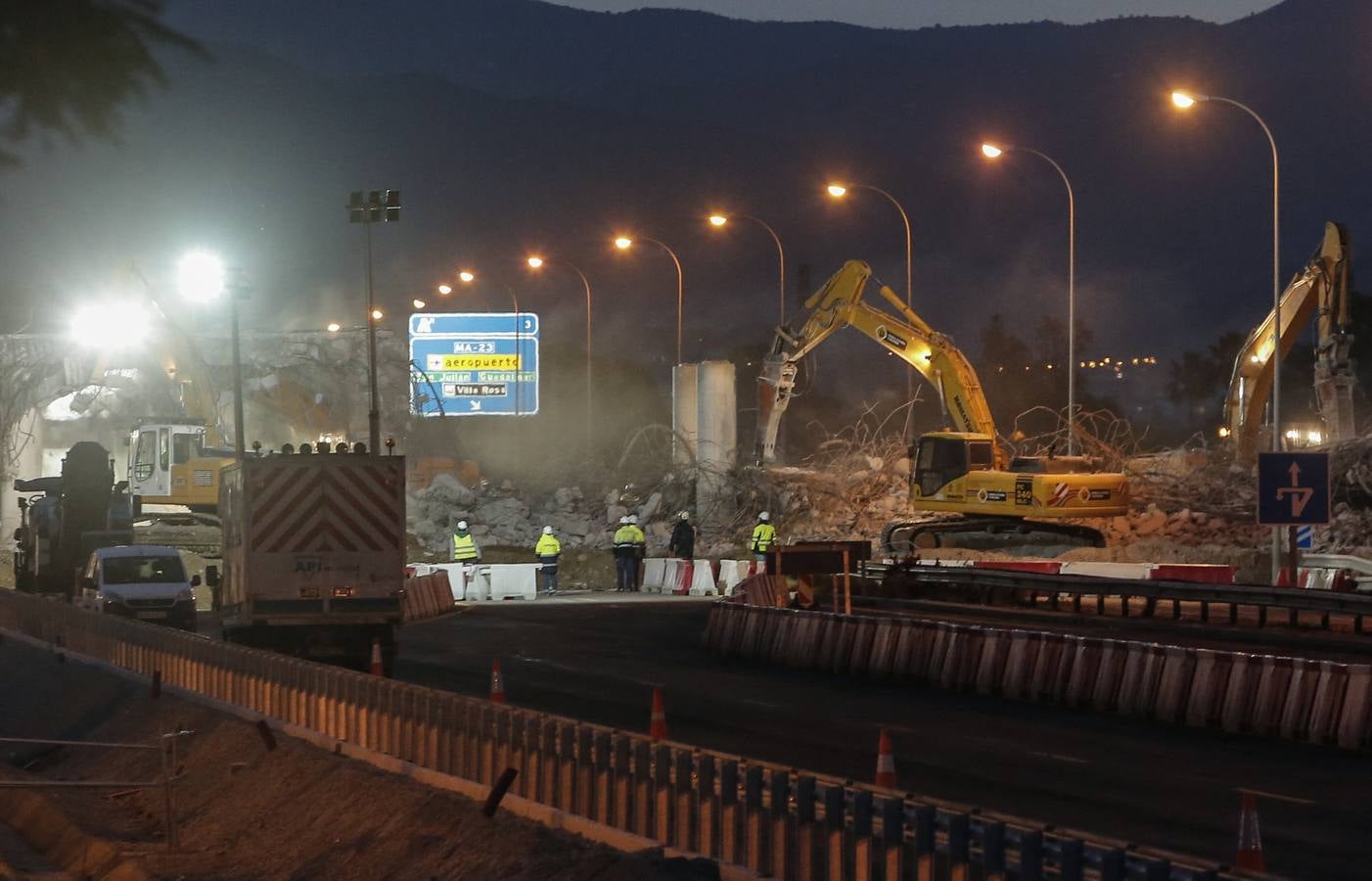 La interrupción del tráfico se ha mantenido toda la noche para demoler el puente que hay a la altura de Arraijanal