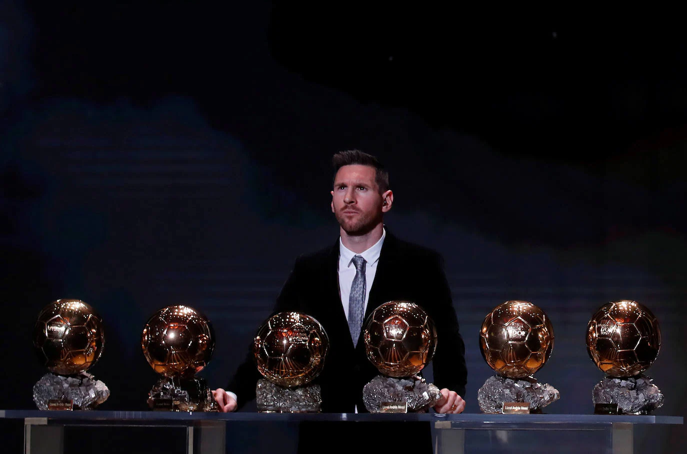 Leo Messi posa con los seis Balones de Oro que acreditan su espectacular trayectoria. 