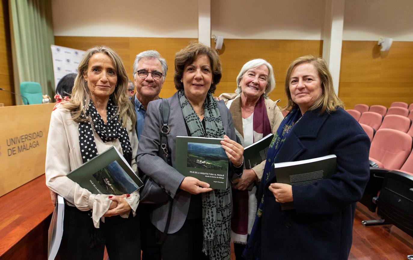 Ángel Fernando Pérez presenta su libro en la Universidad. En la foto, Nuria López-Ibor, Francisco Eguilior, Lola Jiménez, Maite Díaz y Marta Werner.