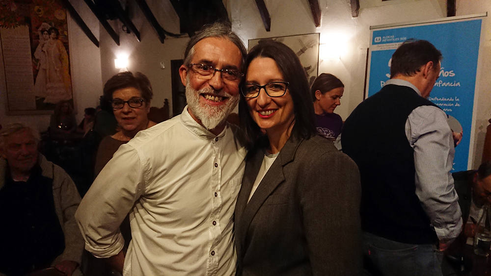 El Palomar de El Pimpi acoge la firma y presentación del libro de la provincia desde otra perspectiva. En la foto, Jesús Cuevas y Sara Gili.