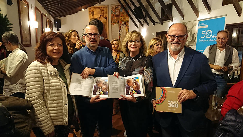 El Palomar de El Pimpi acoge la firma y presentación del libro de la provincia desde otra perspectiva. En la foto, Gloria Díaz, Miguel Ángel Ávila, Pepi Mescua y Lorenzo Esteban.