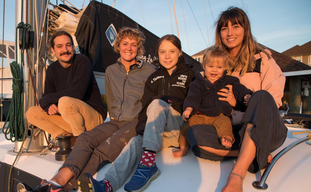 Greta, con la familia australiana con la que ha cruzado el Atlántico en catamarán.