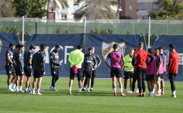 Jugadores del Málaga, ayer en el entrenamiento. 