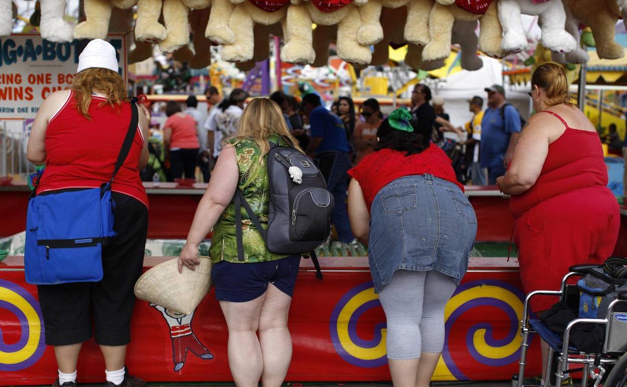 Cuatro mujeres obesas, en una feria de California.