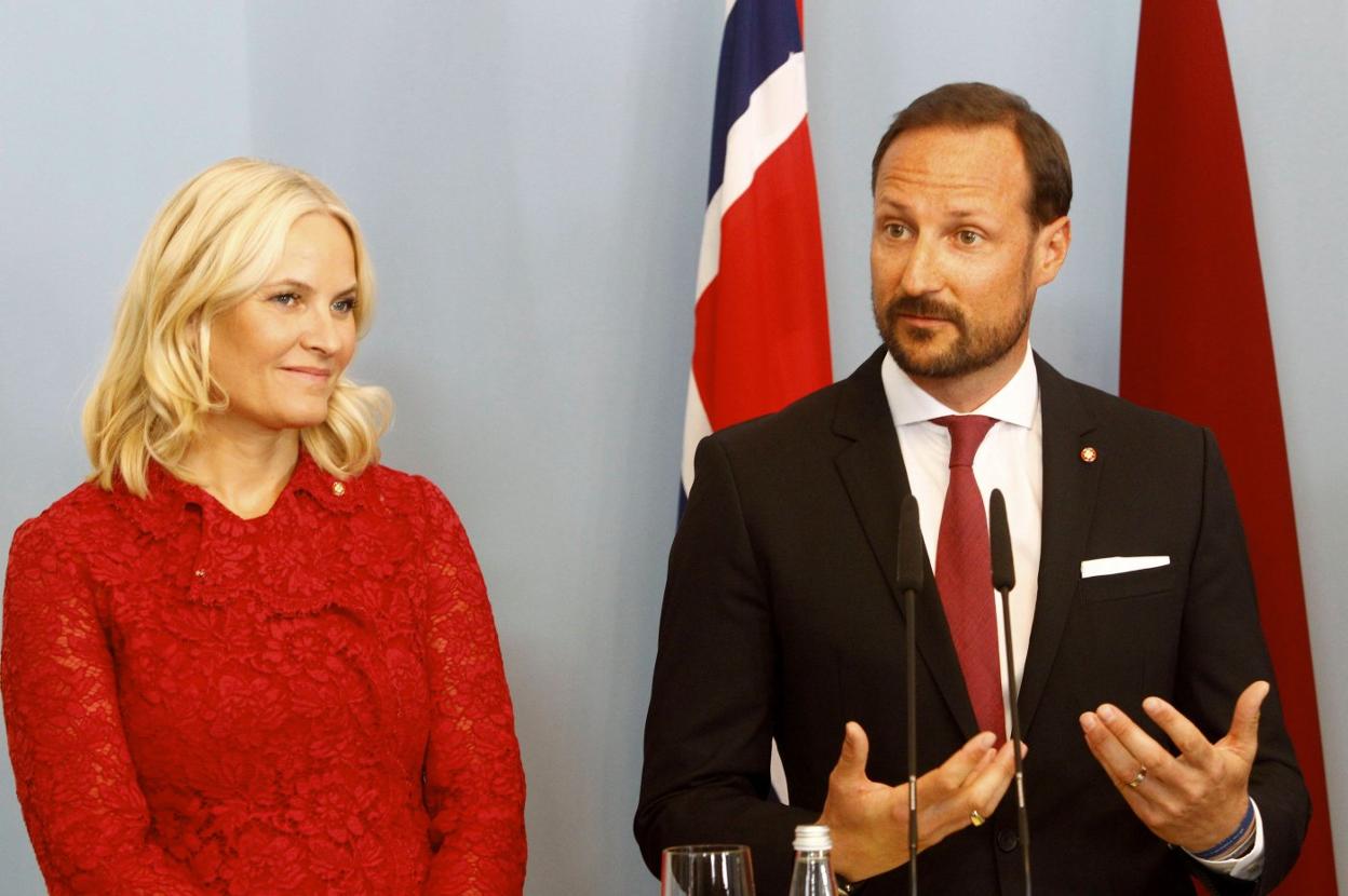 Mette Marit admite que trató a Epstein