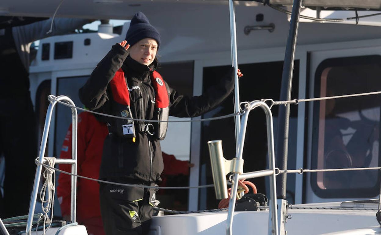 Greta Thunberg saluda a su llegada a Lisboa en el catamarán 'La Vagabonda'.