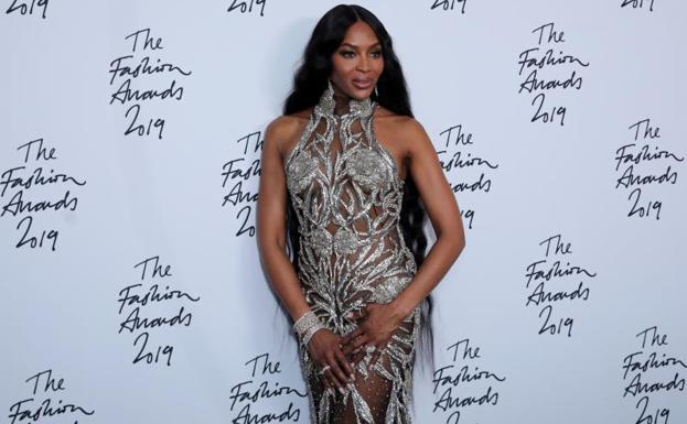 Imagen principal - Arriba, Naomi Campbell. Abajo, Daniel Lee, diseñador de Bottega Veneta y Rosie Huntington-Whiteley, vestida de la firma. 