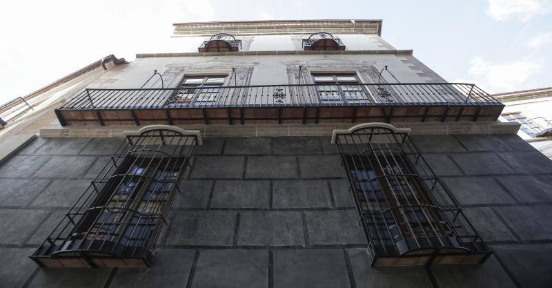 Con 68 habitaciones, y está enclavado en la céntrica calle Granada