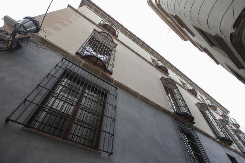 Con 68 habitaciones, y está enclavado en la céntrica calle Granada