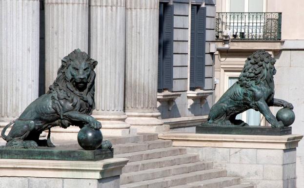 Leones en la entrada del Congreso de Diputados