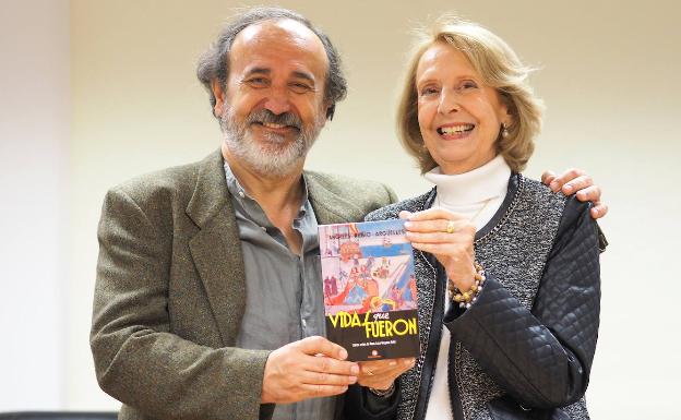 El editor Javier Rodríguez y la profesora María Luis Burguera. 