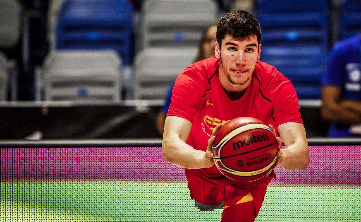 Darío Brizuela, durante un calentamiento con la selección en el Palacio de los Deportes. 