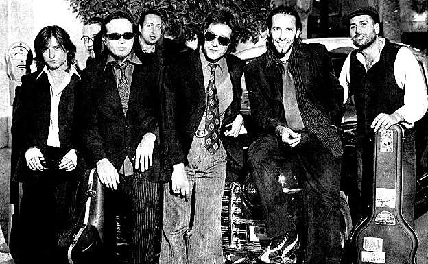 Foto de familia con Javier Vela al frente de la voz de la Free Soul Band. 