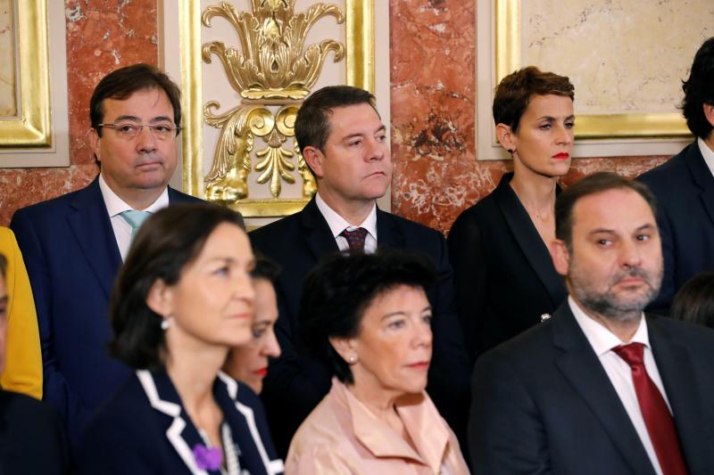 Detrás, los presidentes extremeño Guillermo Fernández Vara y castellano manchego, Emiliano García Page. En primer término, las ministras Reyes Maroto, Magdalena Valerio e Isabel Celaá.