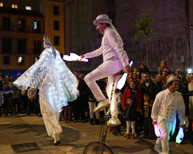 Un pasacalles circense en la Alameda Principal. 