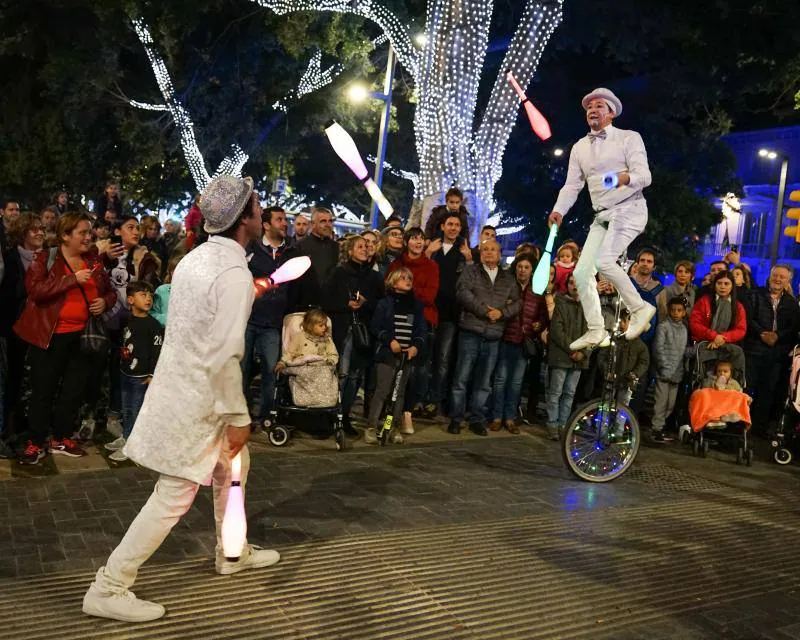 Un pasacalles circense en la Alameda Principal. 