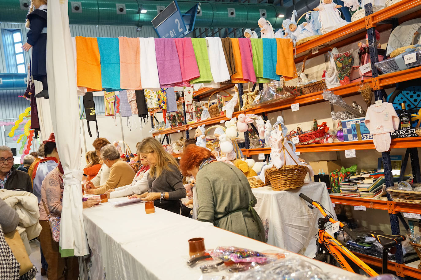 Hasta el lunes se pueden realizar compras, comer o asistir a actuaciones en el Palacio de Ferias de Málaga 