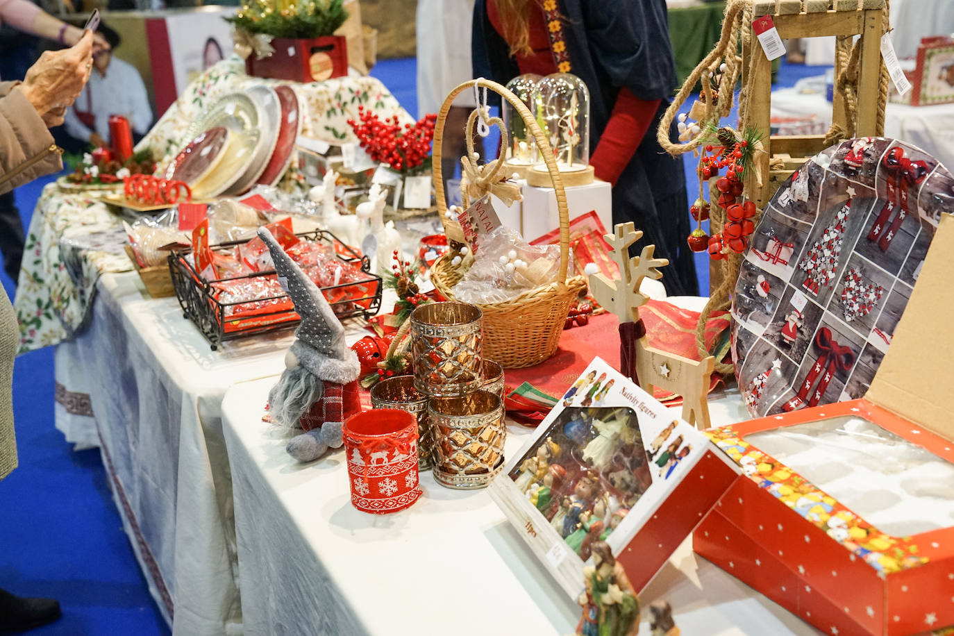 Hasta el lunes se pueden realizar compras, comer o asistir a actuaciones en el Palacio de Ferias de Málaga 