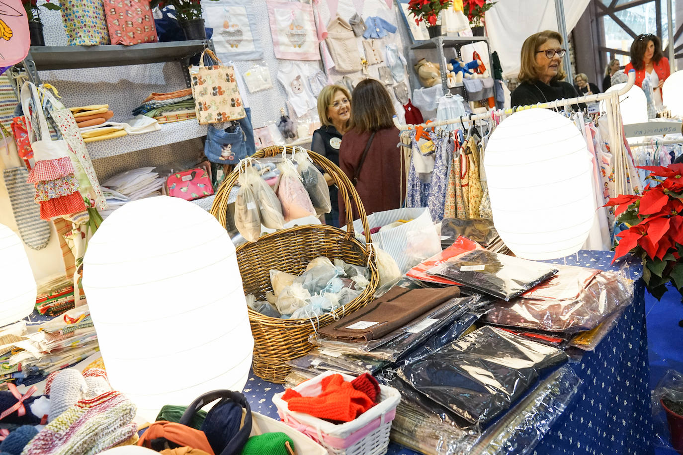 Hasta el lunes se pueden realizar compras, comer o asistir a actuaciones en el Palacio de Ferias de Málaga 