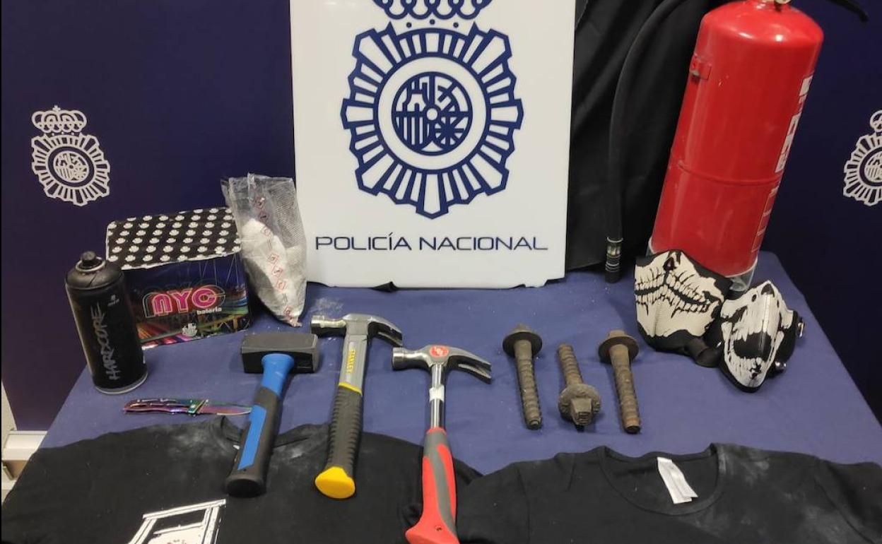 Material incautado a los dos detenidos.