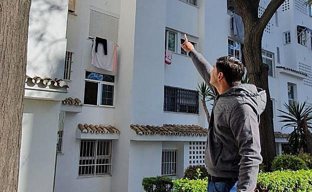 Jorge señala hacia la ventana del cuarto del menor, en la última planta del edificio. 