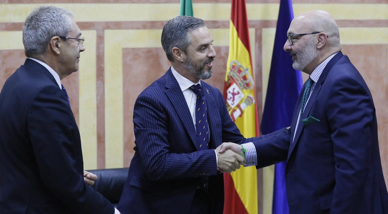Los consejeros Juan Bravo y Rogelio Velasco, tras el acuerdo presupuestario firmado con el portavoz de Vox, Alejandro Hernández. 