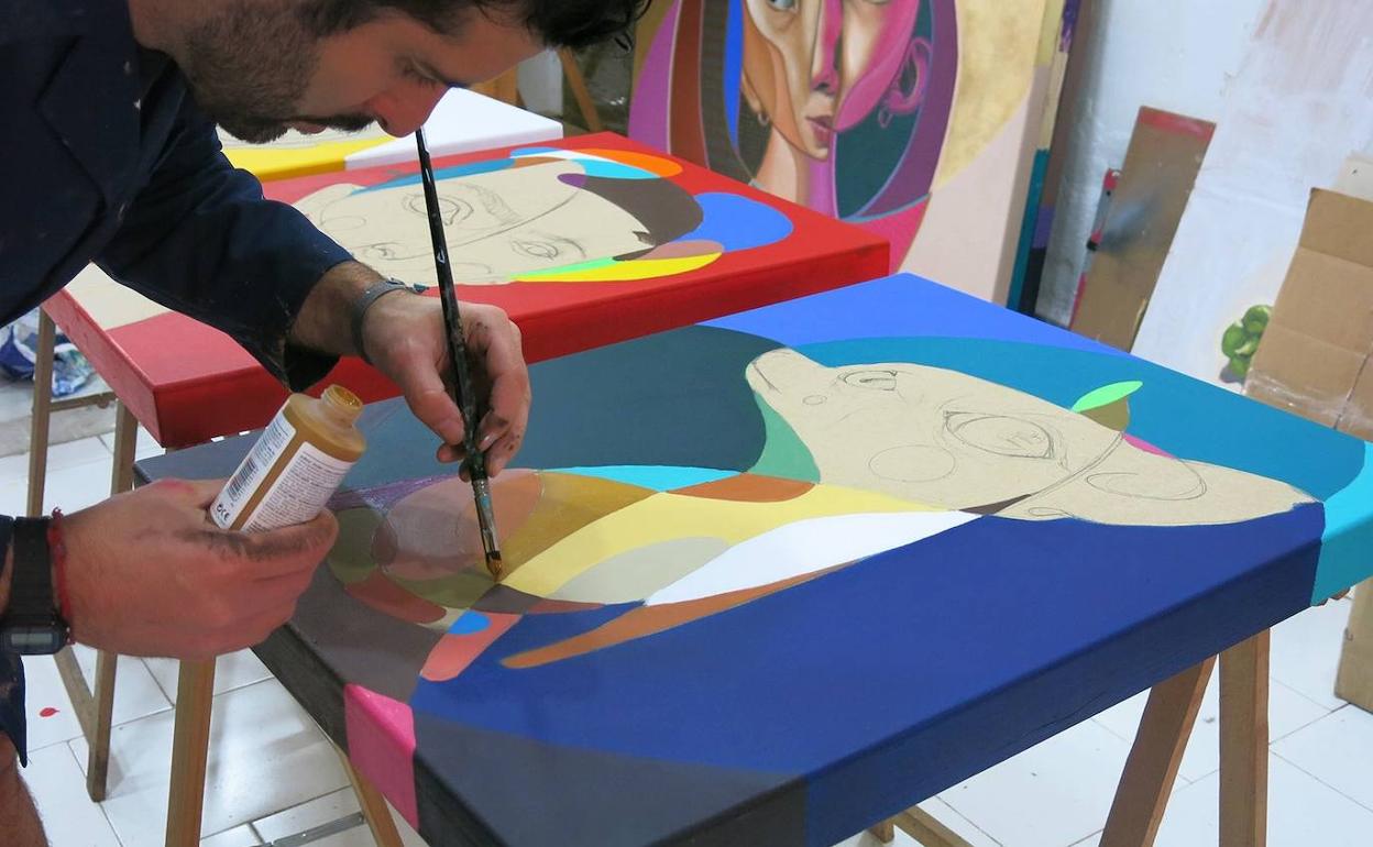 El artista trabajando en una de sus obras 
