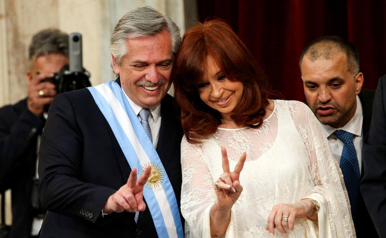 El presidente Alberto Fernández y la vicepresidenta Cristina Fernández hacen el signo de la victoria tras jurar sus cargos.