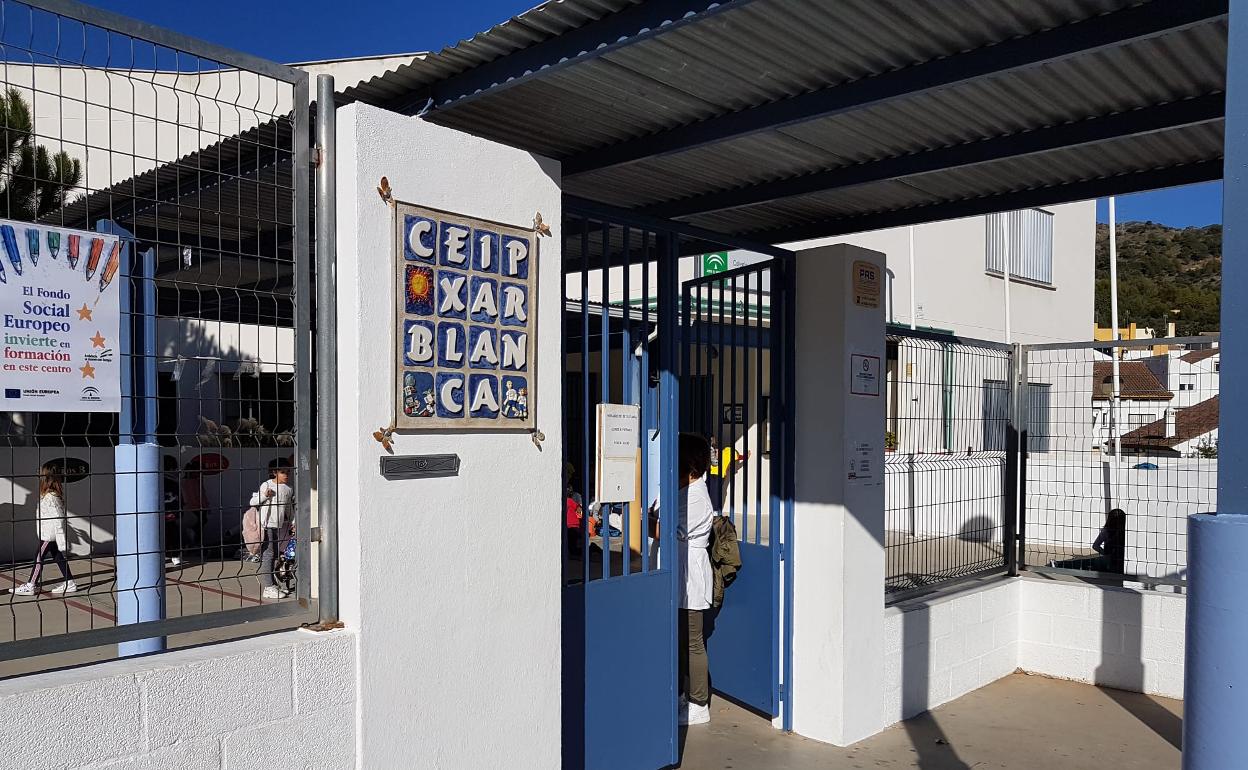 Padres y alumnos del CEIP Xarblanca, ayer, a las puertas del centro. 