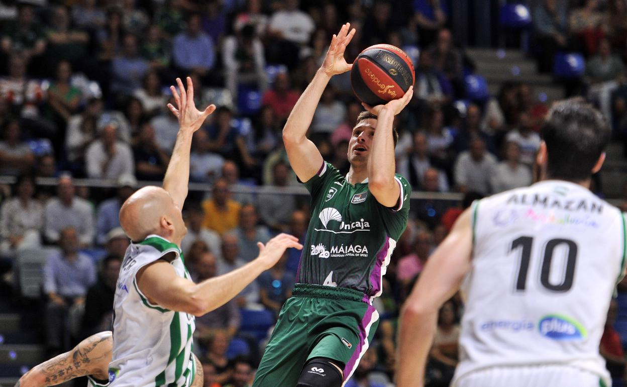 Avramovic lanza a canasta en el partido ante el Coosur Betis. 