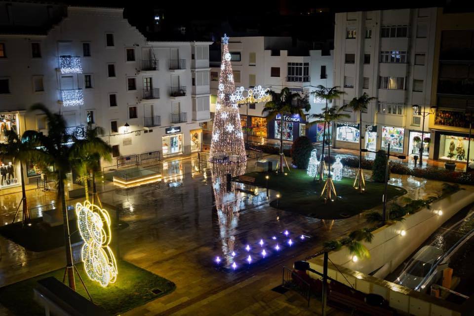 Así luce la iluminación navideña en los principales municipios de Málaga. En la imagen, el alumbrado de Estepona.