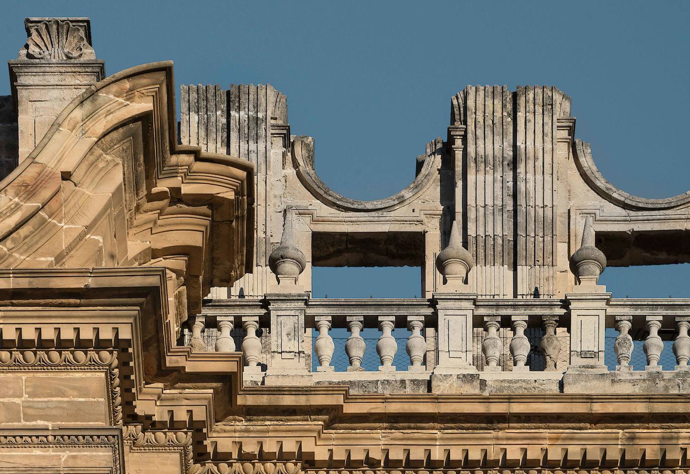 Ensoñación de Piranesi. Detalle del último cuerpo de la fachada a la plaza del Obispo