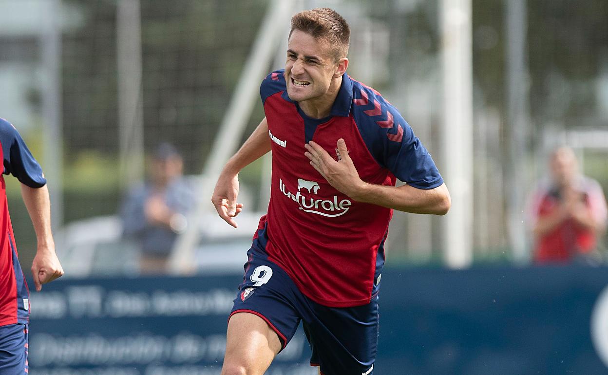 Iván Barbero, a la derecha, celebra un gol con el Osasuna Promesas esta temporada.