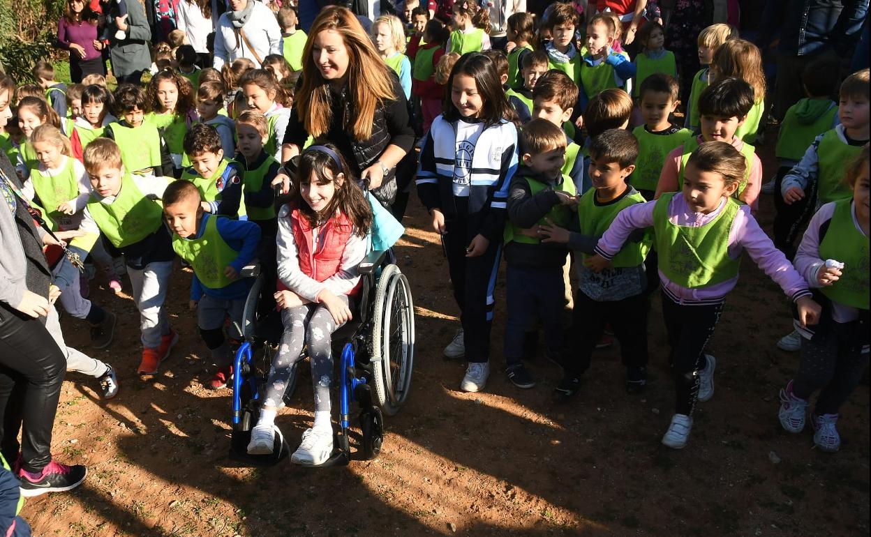 Alumnos, profesores y padres de la Escuela de Infantil Pinolivo, preparados para iniciar la marcha, junto a Chloe y su madre. 